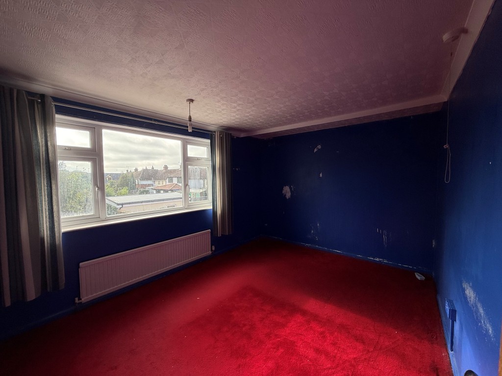 Lot: 163 - THREE-BEDROOM DETACHED HOUSE FOR IMPROVEMENT - Carpeted main bedroom with window and radiator